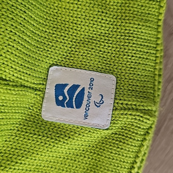 NWT 2010 Canada Olympics Kootenay Knitting Sumi Mascot Beanie, Youth Size - Picture 10 of 10